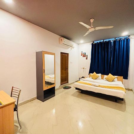 Hotel Aditya Palace Guwahati Zewnętrze zdjęcie