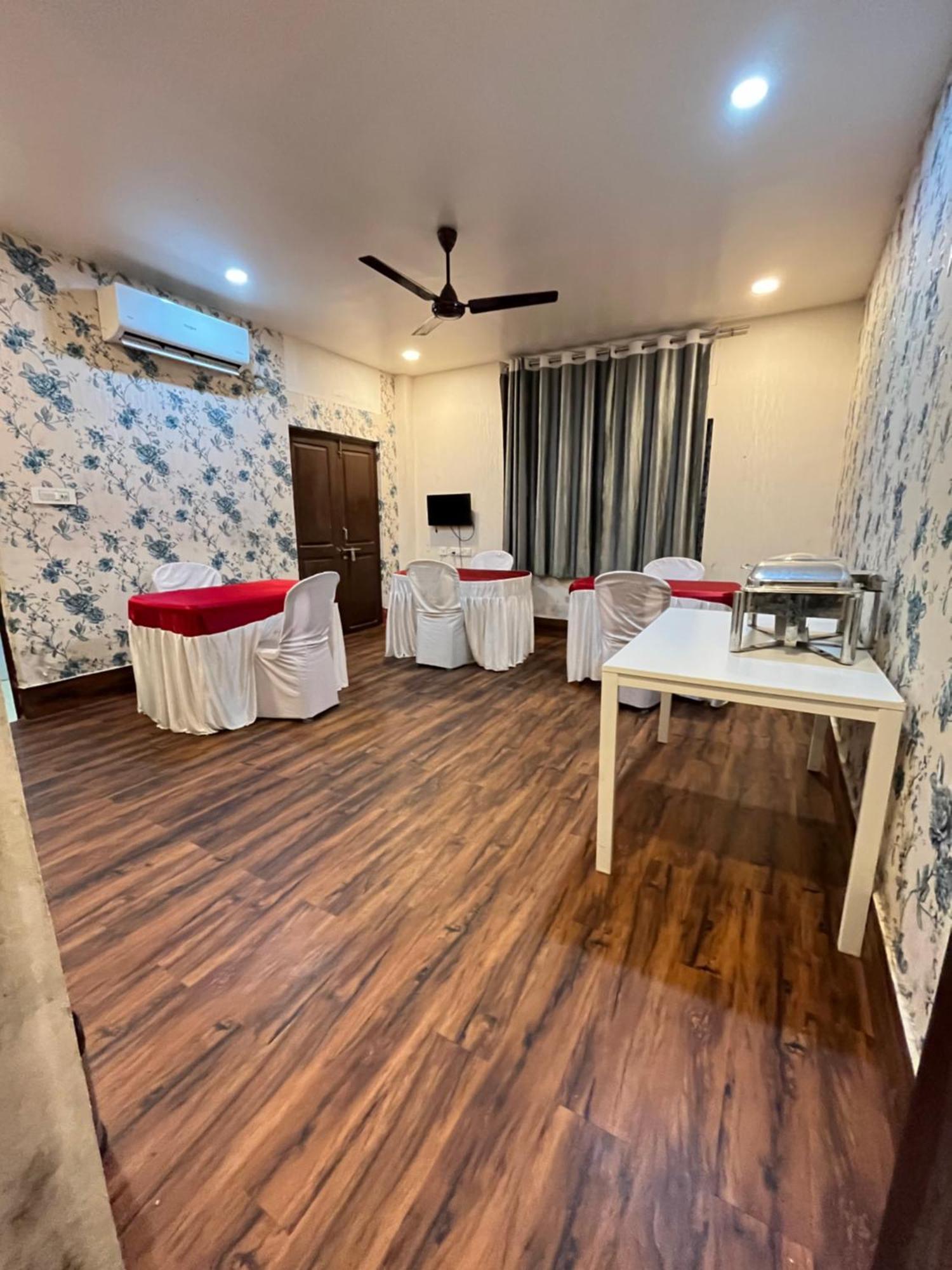 Hotel Aditya Palace Guwahati Zewnętrze zdjęcie